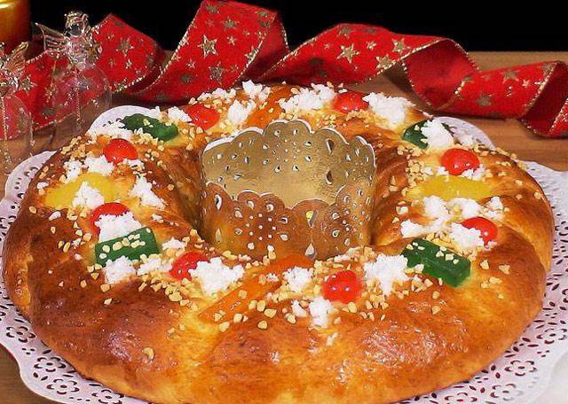 Provençal King’s Brioche (Brioche des Rois) – a golden, crown-shaped French brioche topped with colorful candied fruits, pearl sugar, and a decorative golden crown. Perfect for celebrating Epiphany and the traditional French Galette des Rois.