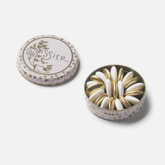 Introducing Maison Boissier's exquisite almond and chocolate dragées are elegantly presented in a luxurious tin. These dragées represent a French confectionery masterpiece, meticulously crafted with the finest ingredients and presented in a stunning package.