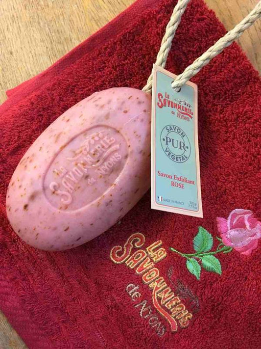 Discover La Savonnerie de Nyons 220g rose petal exfoliating rope soap, which cleans the skin's pores and aids in the removal of dead epidermal cells while leaving a pleasant smell behind.