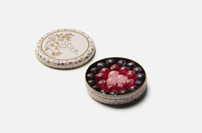 Experience the elegance of Maison Boissier's Hard Candy Flower collection in a 70g tin, featuring the delicate flavors of rose, poppy, and violet. A luxury confectionery delight crafted from the finest ingredients