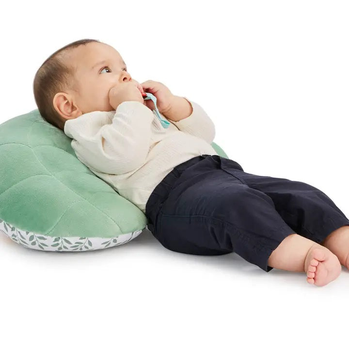 Crafted with care in France, this reversible cushion offers two distinct sides to cater to your little one's needs: a calming "resting" side for comfortable lounging and a stimulating "awakening" side packed with activities for sensory exploration and muscle development.