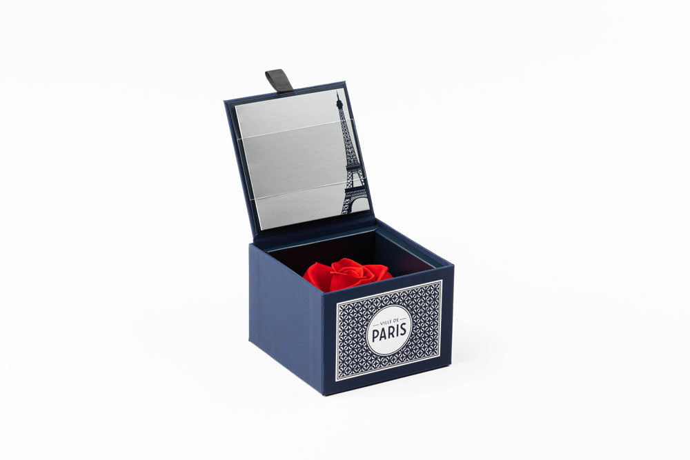 This luxurious presentation features a removable lid and a two-fold message card for that personal touch. The front proudly displays the iconic Eiffel Tower, while the back provides a blank canvas for your heartfelt message.