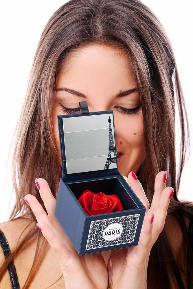 The Ville de Paris high-quality black box exudes understated luxury, allowing the vibrant, everlasting rose to take center stage. It's a timeless gift that your loved one will cherish.