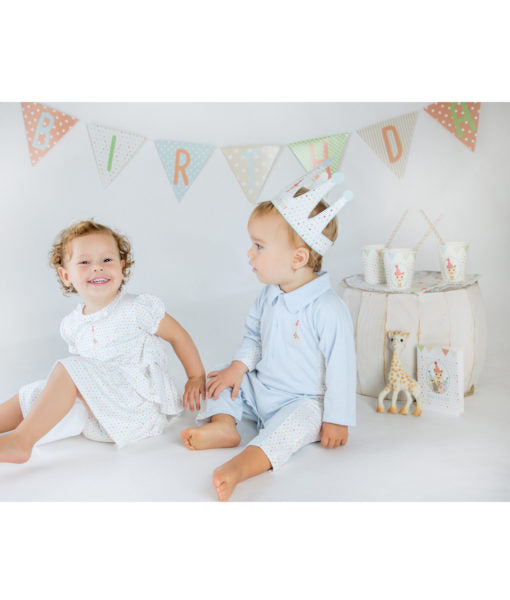 The Sophie la Girafe Birthday Set Party will let you celebrate your child's milestones in style! This award-winning set, a 2017 Family Choice Award winner, is perfectly designed for your baby's first birthday and beyond, bringing a wave of joy and charm to your celebrations.